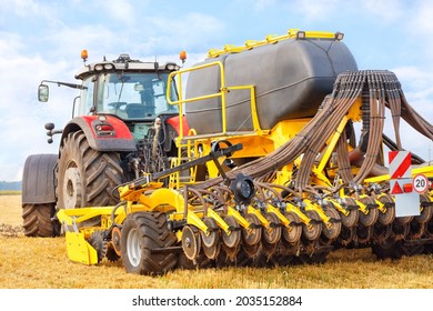 Placing the seed drill as a trailed unit on the tractor provides excellent soil preparation before sowing together with precise seed hanging, low weight and easy setup.