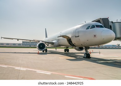 Plane In Air Port With Gate Way For Passengers