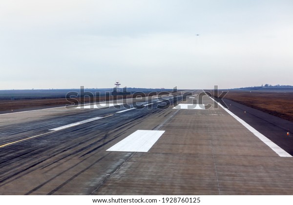 The plane is approaching for landing . Runway\
which aircraft take off and\
land