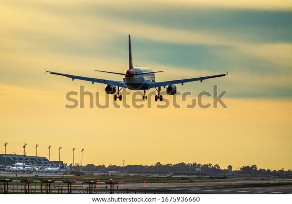 バルセロナ空港の滑走路への着陸 の写真素材 今すぐ編集