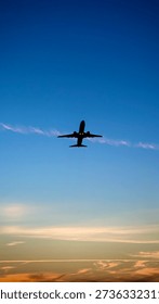A plane taking off against the backdrop of the sunset sky