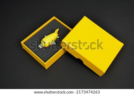 Plane USB memory stick for logistics brands. Yellow airplane hard shell flash drive presented in yellow gift box with sponge support. Promotional items for forwarders, airlines, logistic sector.