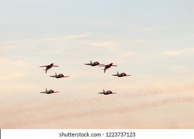 planes doing stunts
