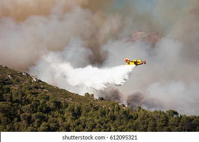 Planes that extinguish a burning mountain