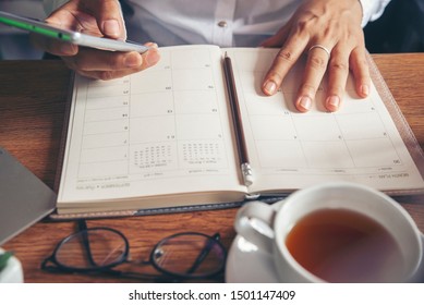 Planner Plan Appointment, Meeting Agendar, Noted And Count Down Schedule Day On Calender. Organizer Writing On Diary Book And 2022 Calendar Page. Calendar Reminder Event Concept. 