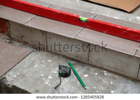 Planning the laying of terracotta on the stairs, while keeping an equal footing with the spirit level.