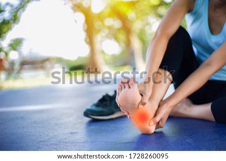 plantar fasciitis pain in the foot of the elderly.Symptoms of peripheral neuropathy.
Most symptoms are numbness in the fingertips and foot.