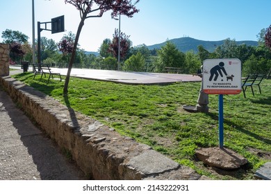 Plasencia, Spain - April 17, 2021: A Sign Or Warning In A Public Park For Pet Owners, Mostly Dogs, To Pick Up The Poop Left By Their Animals, Legend: Your Pet Is Your Responsibility.