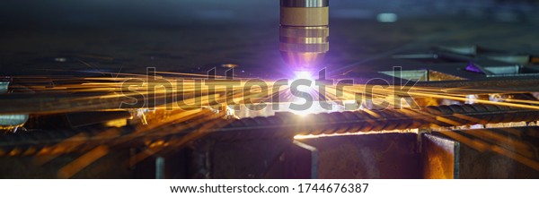 Plasma\
cutting machine cuts metal material with\
sparks