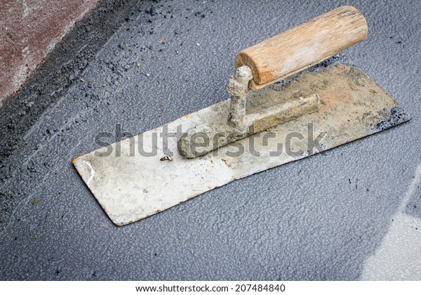 laying on trowel