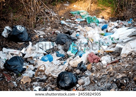 plastic bag garbage Broken glass that is difficult to decompose was thrown on the side of the road