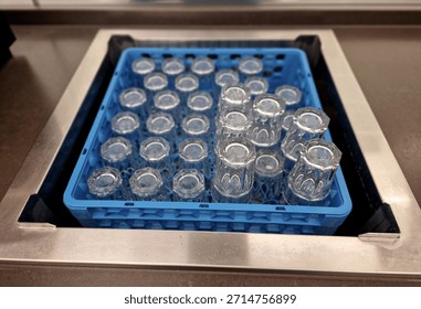 plastic basket that is inserted into a stainless steel counter or dishwasher. washing and drying remained in place, drain. commercial kitchens, restaurants for efficient washing of large quantities of dishes.