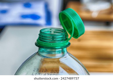 Botella de plástico con tapón para agua mineral.