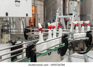 Plastikflaschen auf der automatisierten Förderlinie der Chemiefabrik. Reinigt die Produktion. Hochwertiges Foto