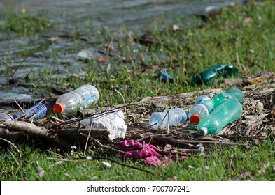 Plastikkontamination in die Natur. Müll und Flaschen, die auf Wasser schwimmen. Umweltverschmutzung in Georgien. Müll im Wasser des Flusses.