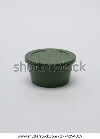Plastic live bait container with vented lid