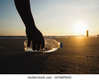 Plastik am Strand. Han abholen Plastikflasche putzen den Strand. Konzept der globalen Erwärmung