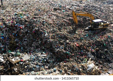 Crisis de contaminación del plástico. La basura enviada a Malasia para reciclaje es vertida en un vertedero enorme