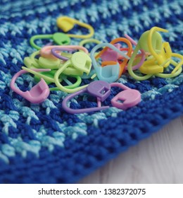 Plastic stitch markers that using on knitting project