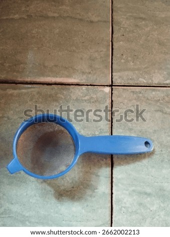 plastic strainer to separate the dregs