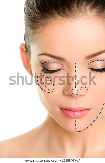 アジアの女性の顔に整形手術の線 美容整形のために 皮膚に鉛筆の跡が付いた目を閉じた成人女性の接写 目 鼻 頬 顎の外科的なマークライン の写真素材 今すぐ編集