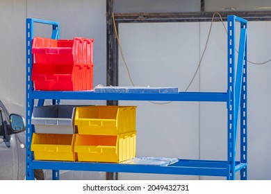 Plastikschleppschleppbänke am Shelter im Garage-Speicher