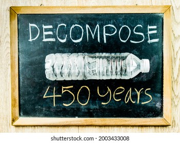 Plastikflasche kann bis zu 450 Jahre in Anspruch nehmen, um Wort auf Tafel zu zersetzen, im Studio Chiangmai Thailand.