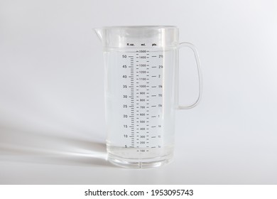 Plastic water pitcher with a measure of the amount for people who want to control the amount of water Such as kidney disease Or for the skin to moisturize