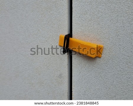 Plastic wedge for spacer clips for precise laying of tiles and tiles. serves to precisely tighten the spacer clip so that the level of the tiles is ensured. all the tiles follow each other exactly 