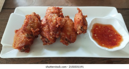 Close​ Up​ Chicken​ Wings​ Fried​ On​ White​ Ceramic​ Plate