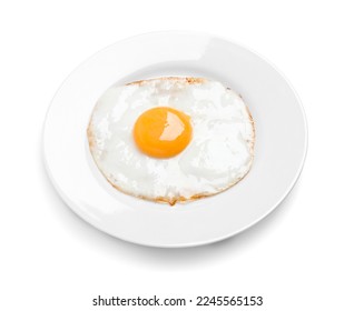 Plata con delicioso huevo frito aislado en blanco