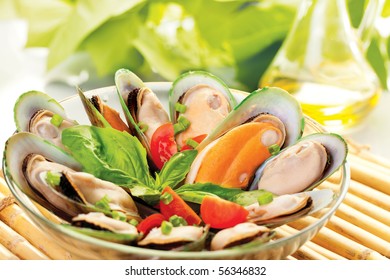 A plate of New Zealand mussels and olive oil