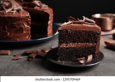Тарелка с кусочком вкусного домашнего шоколадного торта на столе