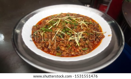 Plate of Takka Tak - Tawa Gurda Kapoora -Anarkali - Lahore Food Street. Delicious traditional Lahori food. Zdjęcia stock © 