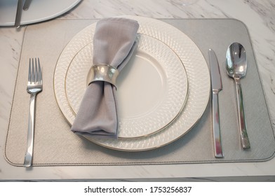 Plates, cutlery, knives, napkins on the dining table