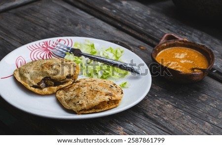 Platillo típico mexicano: sopes de chicharrón. 