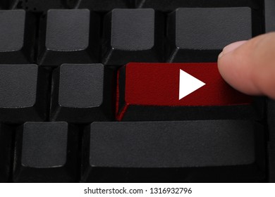 play button on a computer keyboard