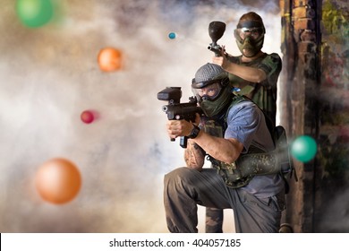 Play paintball game, two player with guns 