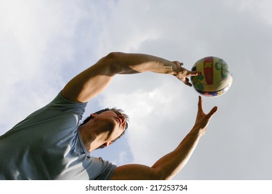  play volleyball 