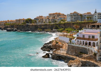 Playa la Caletilla en Nerja, una ciudad balnearia en la Costa del Sol a lo largo de la costa del Mar Mediterráneo en Andalucía, sur de España