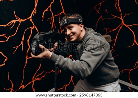 The player dodges an attack while simultaneously opening fire in a fast movement. Playing laser tag requires lightning-fast reactions and good physical fitness.