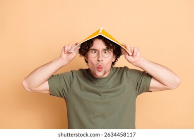Joven juguetón haciendo una