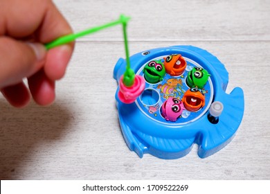 magnet fishing toy