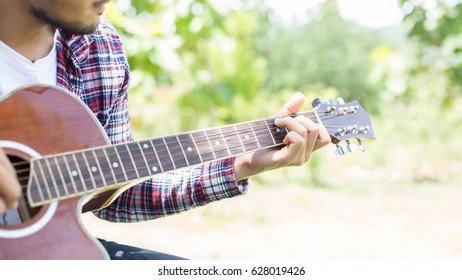 Playing perfect riff. 