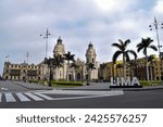 Plaza de Armas (Plaza Mayor) e Iglesia Catedral en el centro histórico (Centro Histórico), mirando hacia la Catedral, Lima, Perú, Sudamérica