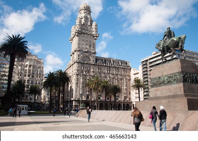 The Plaza Independencia In Montevideo, Uruguay.