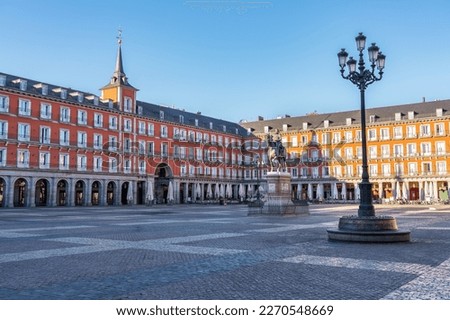 Plaza Mayor of Madrid with large esplanade for the walk and enjoy of tourists and people of the city.