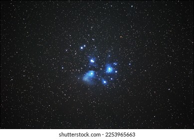 The Pleiades star cluster (Pleiades), an open cluster in Taurus, named M45 in the Messier Catalog. Japanese name is Subaru.
					Taken on January 21, 2023 at Maruyachi Lake in Nagano Prefecture, Japan.