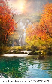 Plitvice Wasserfälle in Kroatien ist einer der berühmten Orte in Europa, sehr schön. Die Wasserstrahlen auf dem Hintergrund der Herbstwälder bei Sonnenaufgang sind sehr malerisch