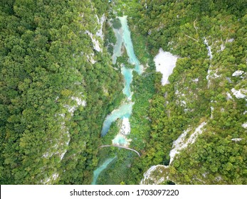 Plitvicka Jerzera croatia Luftaufnahmen von landschaftlich blauem Wasser und grünen Bäumen